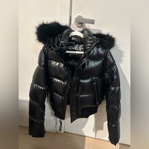 Aritzia Women's Black Glossy Puffer Jacket with Faux Fur